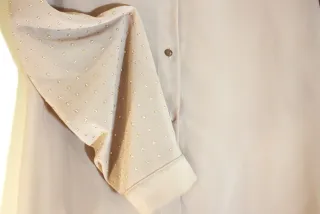 Camisa elegante mujer con adornos dorados