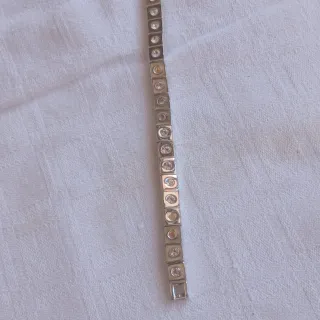 Pulsera plateada con pedrería