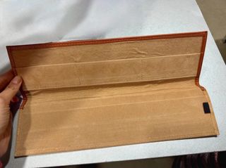 Tarjetero de piel beige y marrón