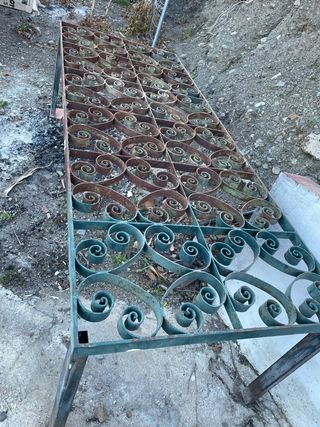 Mesa de forja con diseño de espiral