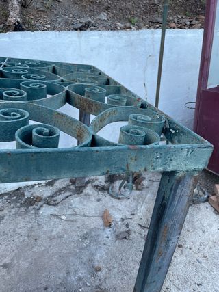 Mesa de forja con diseño de espiral