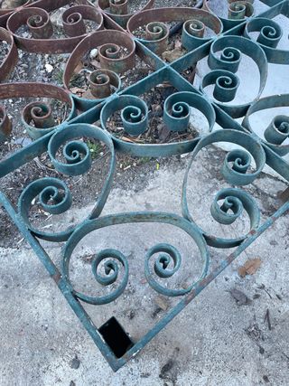 Mesa de forja con diseño de espiral