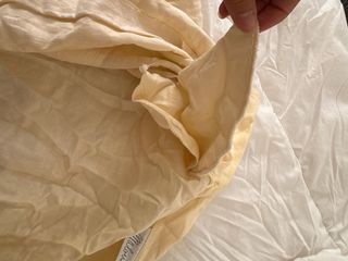 Camisa de lino amarilla con hombreras