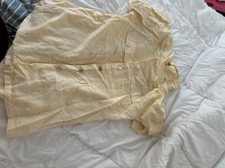 Camisa de lino amarilla con hombreras