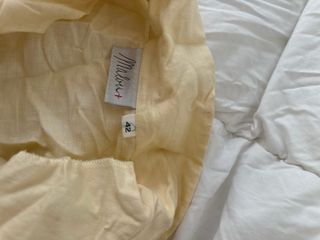 Camisa de lino amarilla con hombreras