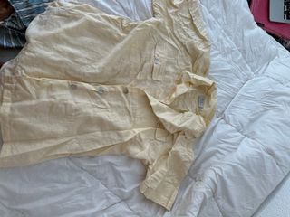 Camisa de lino amarilla con hombreras