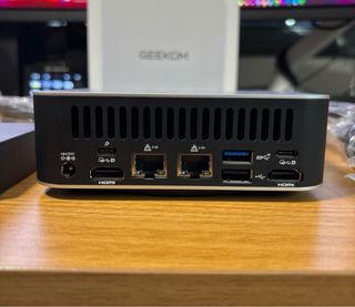 Mini PC GEEKOM - R9 7940HS, 780M, 16GB DDR5, 1TB