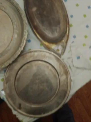 Bandeja metálica plateada para servir