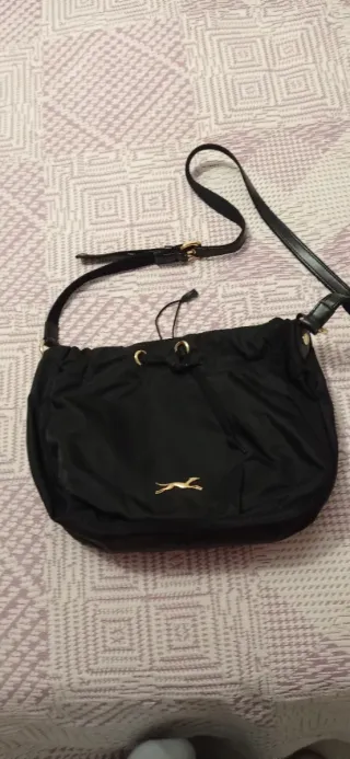 Bolso negro con detalle dorado