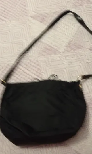 Bolso negro con detalle dorado