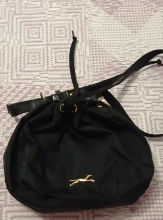 Bolso negro con detalle dorado