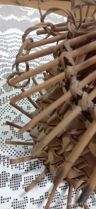 Lámpara de techo de mimbre y madera