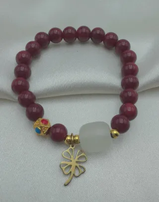Pulsera Cinabrio rojo · Charm trebol