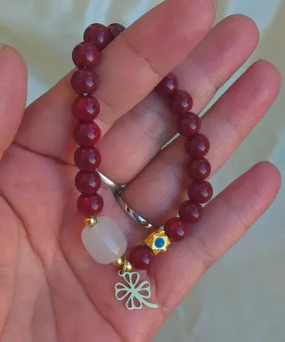 Pulsera Cinabrio rojo · Charm trebol