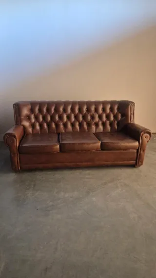 Sofá de piel marrón estilo chester