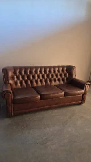 Sofá de piel marrón estilo chester