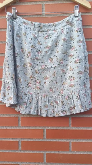 Minifalda floral con volantes