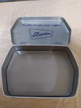 Caja de lata con gatitos en cesta