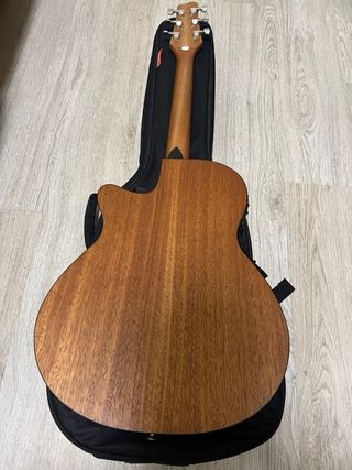 Guitarra acústica Stagg con funda