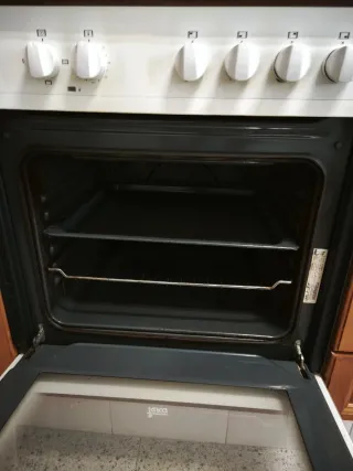 Horno y encimera con bancada de mármol