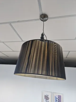 Lámpara de techo negra moderna.