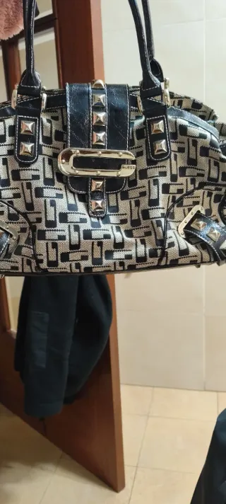 Bolso Guess Negro y Blanco