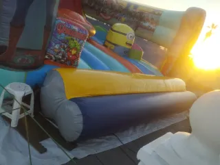Castillo hinchable infantil con personajes