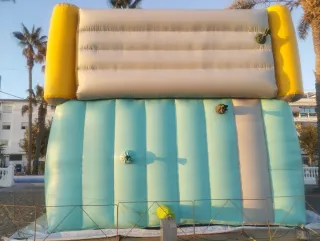 Castillo hinchable infantil con personajes