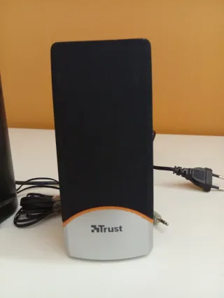 Altavoces Trust Negro y Plateado