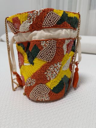 Bolso redondo bordado