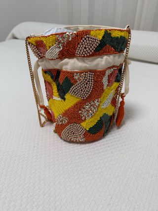 Bolso redondo bordado