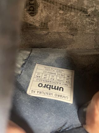 Zapatos de fútbol Umbro azul y dorado. Nuevos