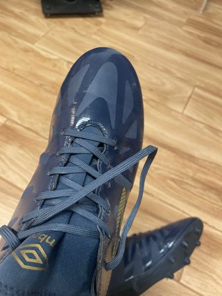 Zapatos de fútbol Umbro azul y dorado. Nuevos