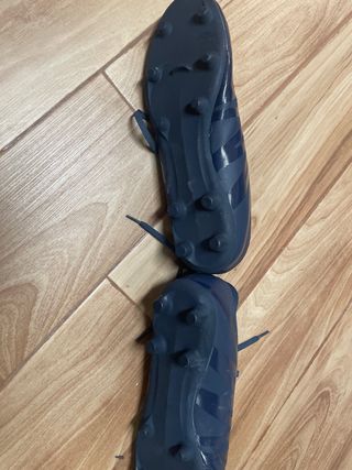 Zapatos de fútbol Umbro azul y dorado. Nuevos