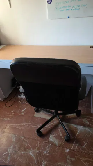 Escritorio Ikea Madera y Blanco y con la silla