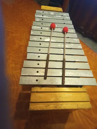 Metalófono de madera con baquetas