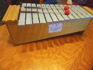 Metalófono de madera con baquetas