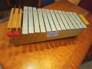 Metalófono de madera con baquetas