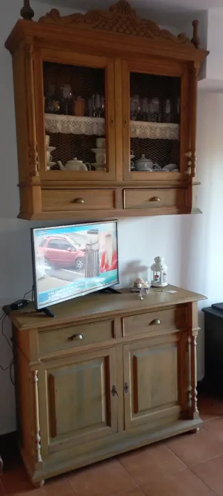 Aparador de madera con cajones y puertas