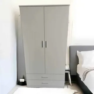 Armario gris con cajones