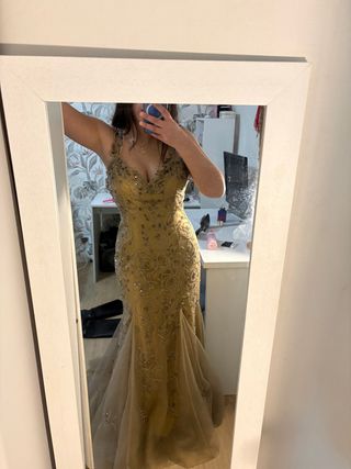 Vestido dorado pedrería