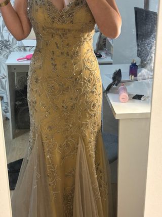 Vestido dorado pedrería