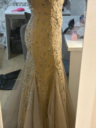 Vestido dorado pedrería