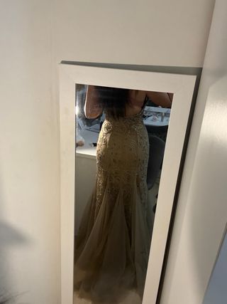 Vestido dorado pedrería