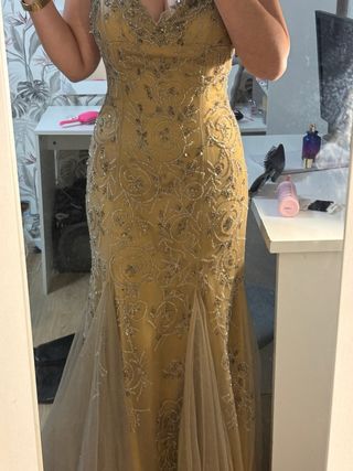 Vestido dorado pedrería