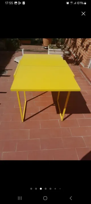 Mesa auxiliar amarilla IKEA metal y madera