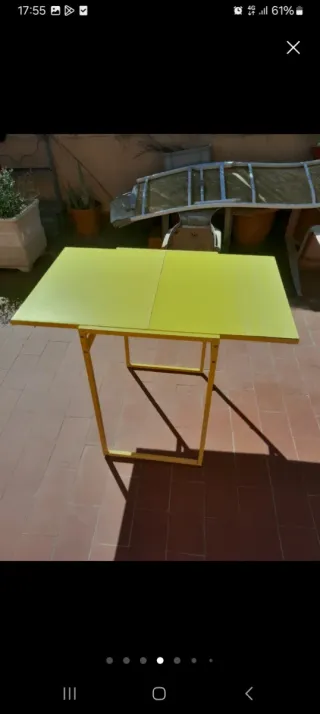 Mesa auxiliar amarilla IKEA metal y madera