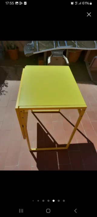 Mesa auxiliar amarilla IKEA metal y madera