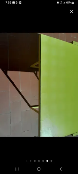 Mesa auxiliar amarilla IKEA metal y madera