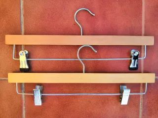 Lote 30 perchas de madera con pinzas